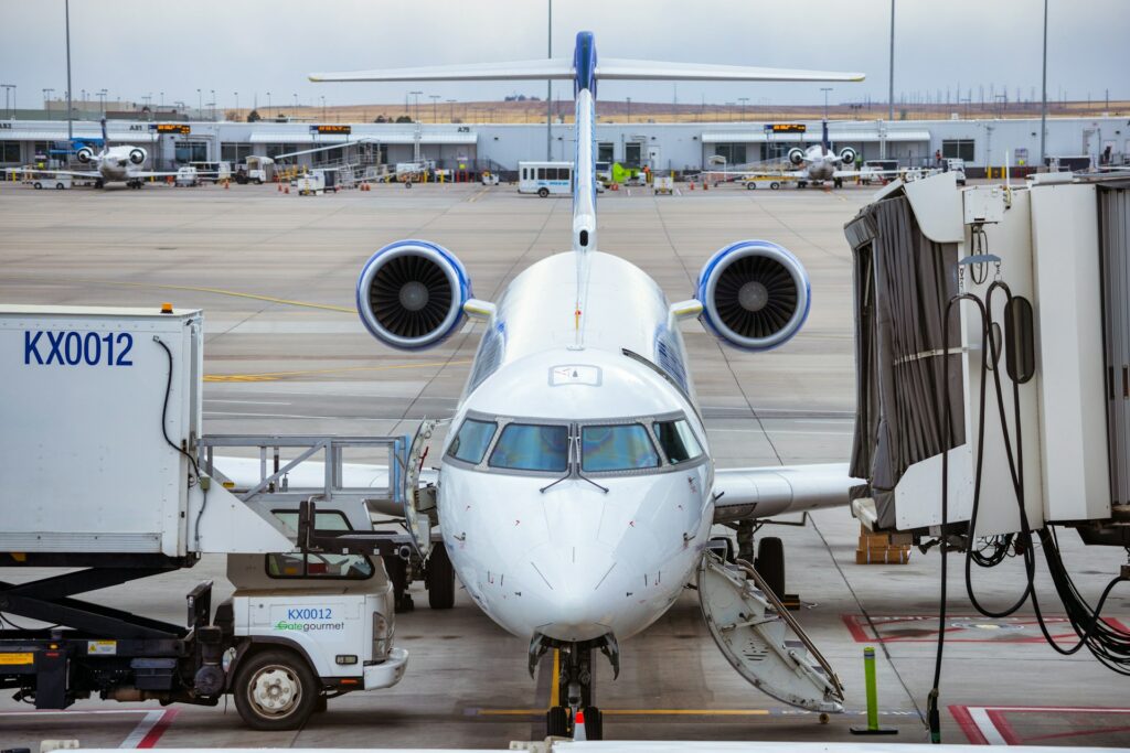 image d'un avion pour illustrer l'évaluation environnementale des infrastructures portuaires et aéroportuaires